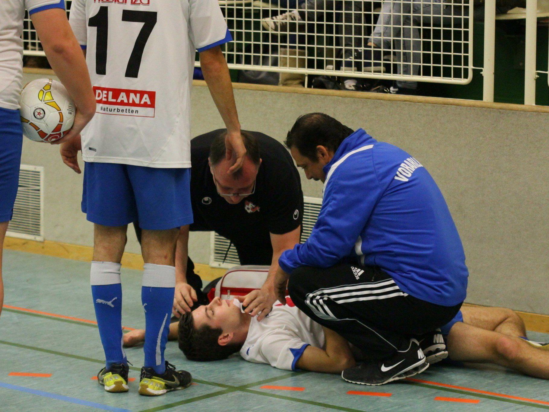 Feldkirch Spieler Mario Allgäuer erlitt eine Platzwunde, Schiri "Josef" und Hans Peter Meusburger halfen ihm.