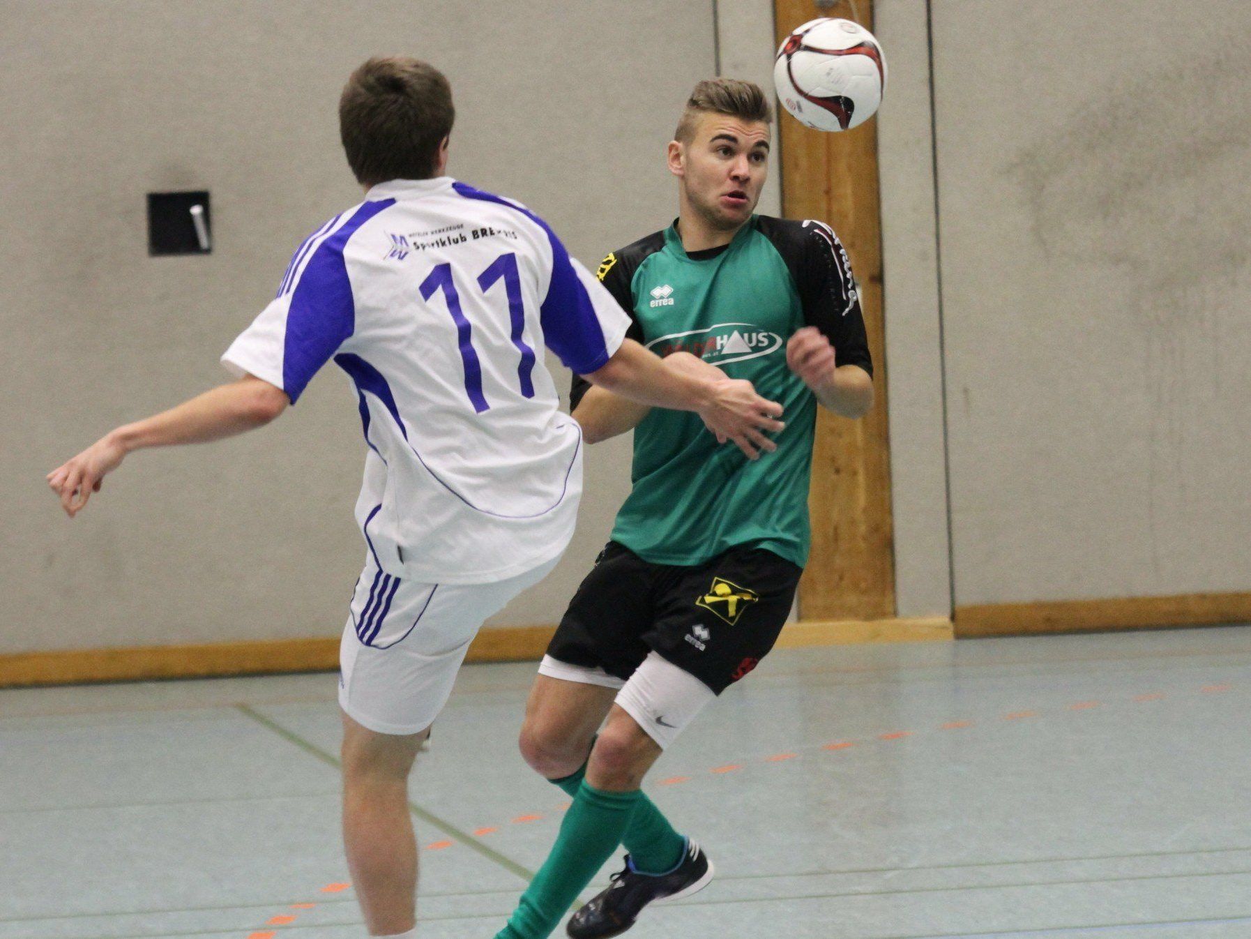 Bezau-Gastspieler Martin Schwärzler brillierte mit viel Spielwitz und Traumtoren. Bezau-Gastspieler Martin Schwärzler brillierte mit viel Spielwitz und Traumtoren.