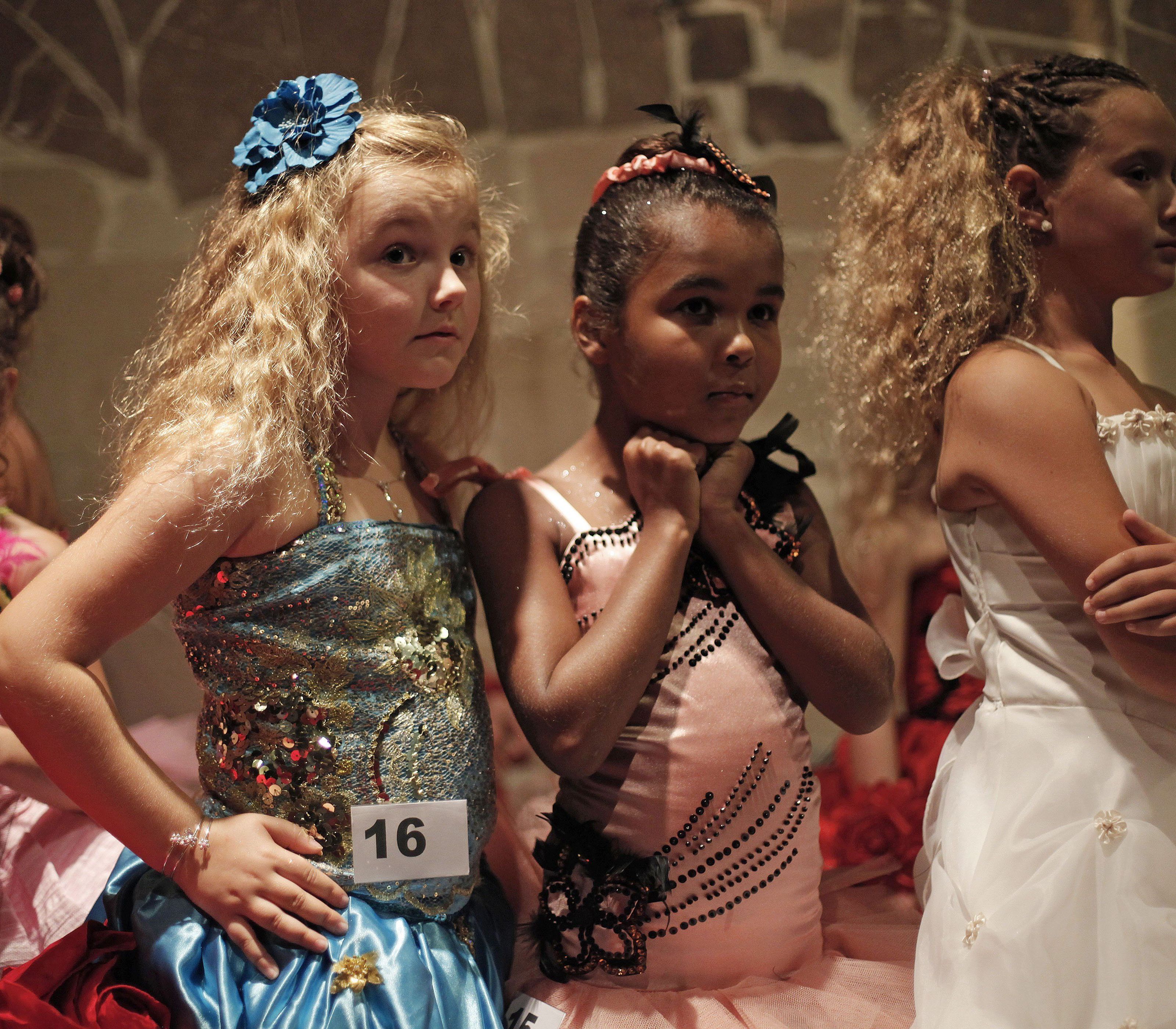Trotz dem geplanten Verbot von Schönheitswettbewerben für Mädchen, soll am Samstag die Mini-Miss-Wahl in Paris stattfinden. Trotz dem geplanten Verbot von Schönheitswettbewerben für Mädchen, soll am Samstag die Mini-Miss-Wahl in Paris stattfinden.