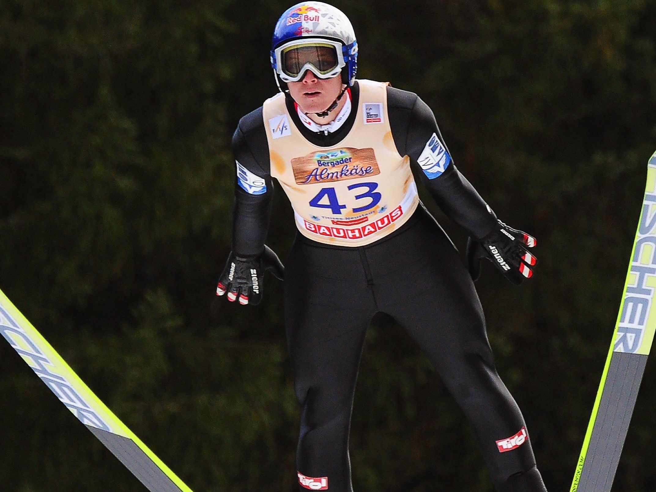 Thomas Morgenstern kam beim Springen in Titisee schwer zu Sturz.