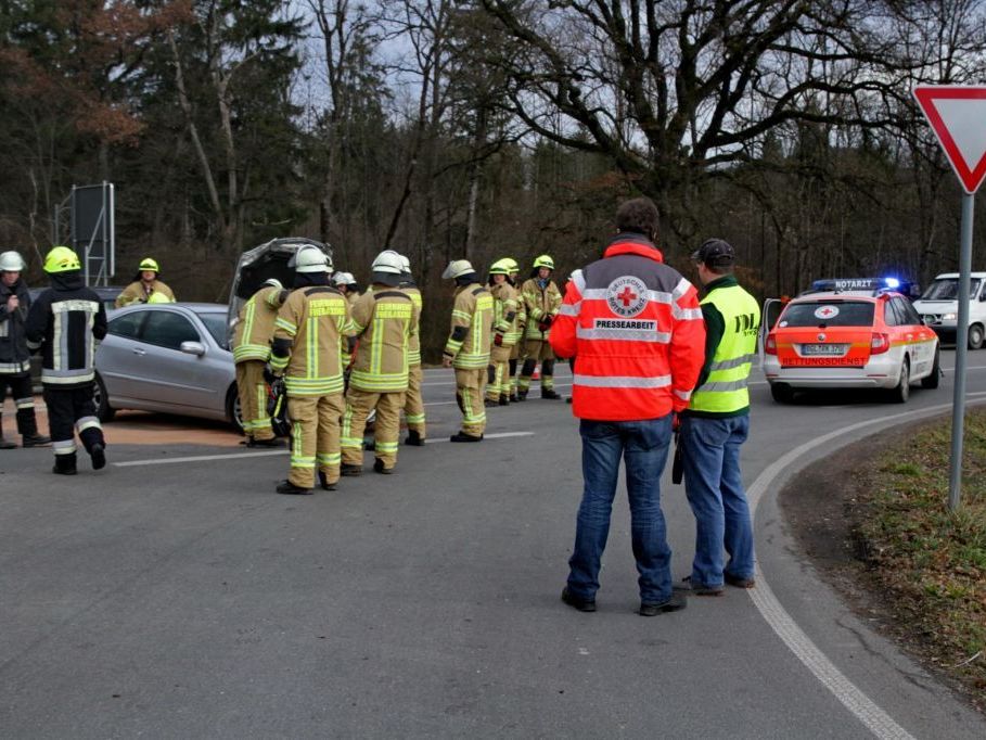 Vier Verletzte bei Crash auf B20 in Freilassing. Vier Verletzte bei Crash auf B20 in Freilassing.
