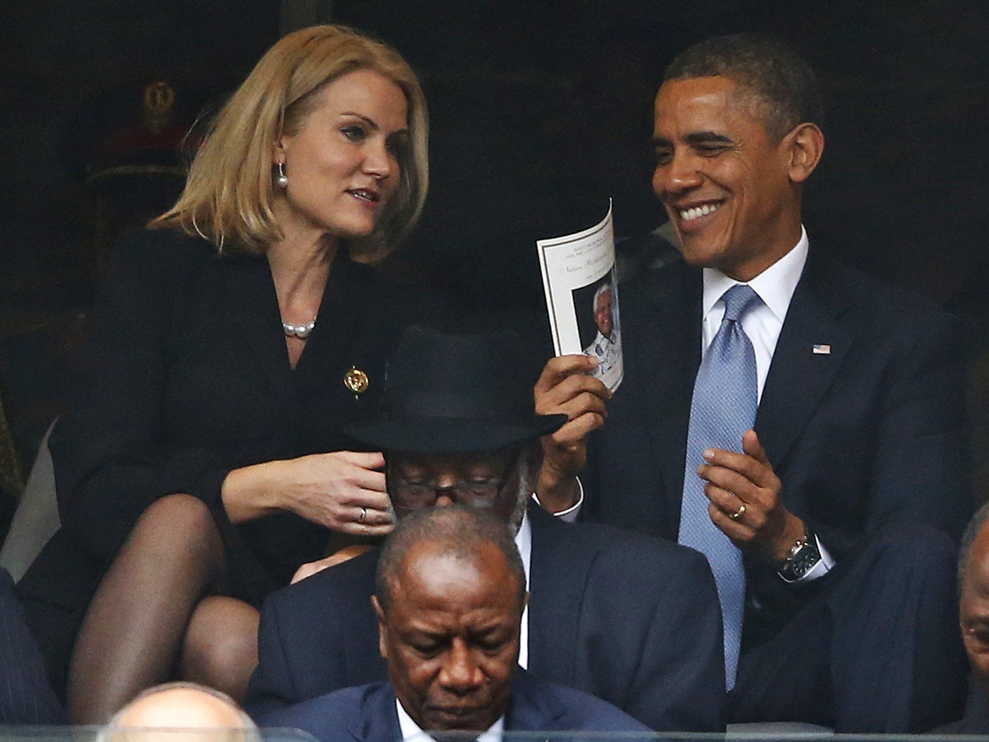 Barack Obama mit Helle Thorning-Schmidt bei der Trauerfeier für Nelson Mandela. Barack Obama mit Helle Thorning-Schmidt bei der Trauerfeier für Nelson Mandela.