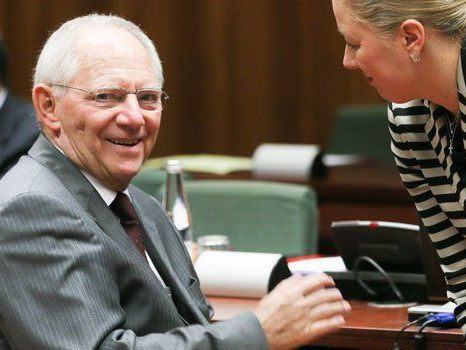 Er tut es selten, aber wenn, dann schiebt Wolfgang Schäuble eine trockene Wuchtel. Er tut es selten, aber wenn, dann schiebt Wolfgang Schäuble eine trockene Wuchtel.