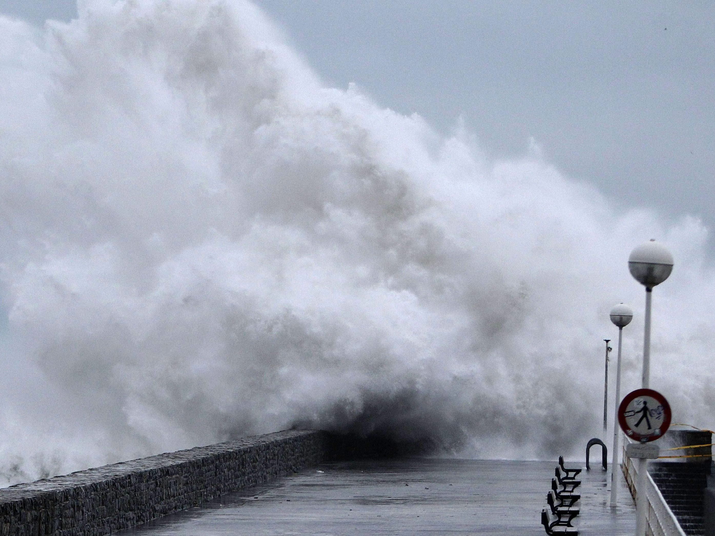 Sturmtief "Dirk" streifte Westeuropa zwar nur, dennoch sind 100.000 Haushalte ohne Strom. Sturmtief "Dirk" streifte Westeuropa zwar nur, dennoch sind 100.000 Haushalte ohne Strom.