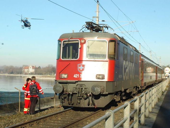 Am 29. Dezember 2006 kamen drei Menschen ums Leben. ÖBB und Polizei haften zu gleichen Teilen, entschieden nun die Richter am Feldkircher Landesgericht. Am 29. Dezember 2006 kamen drei Menschen ums Leben. ÖBB und Polizei haften zu gleichen Teilen, entschieden nun die Richter am Feldkircher Landesgericht.
