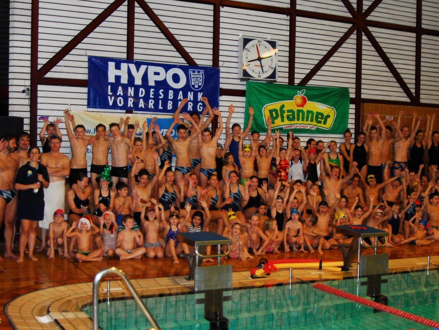 Begeisterte Teilnehmer beim Bregenzer Adventschwimmen