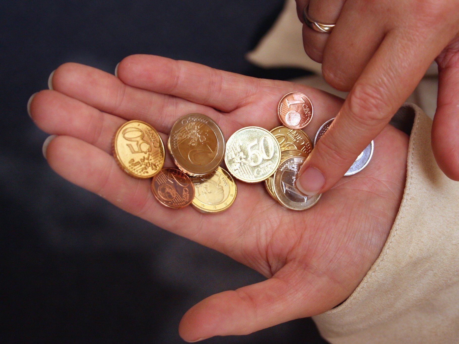 Ein Unbekannter berfiel ein Lebensmittelgeschäft und flüchtete mit vier Euro Beute. Ein Unbekannter berfiel ein Lebensmittelgeschäft und flüchtete mit vier Euro Beute.