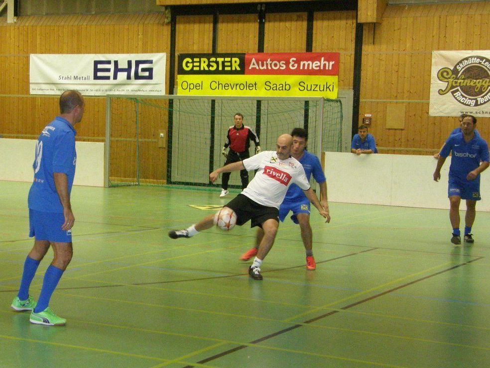 Acht Altherrenteams spielten in der Messehalle um den Turniersieg. Acht Altherrenteams spielten in der Messehalle um den Turniersieg.