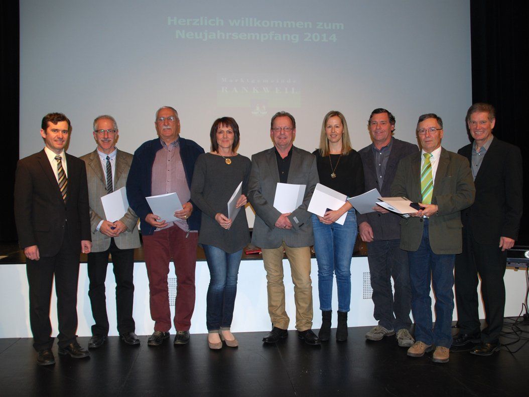 Gruppenfoto der anwesenden Jubilare: (v.l.n.r.) Bürgermeister Martin Summer, Ingold Breuß (20 Jahre), Andreas Bürger (10 Jahre), Brigitte Krieber (10 Jahre), Manfred Matt (15 Jahre), Renate Sinz (20 Jahre), Lothar Lins (20 Jahre), Elmar Speckle (25 Jahre), Hugo Bertsch (Personalvertretung)