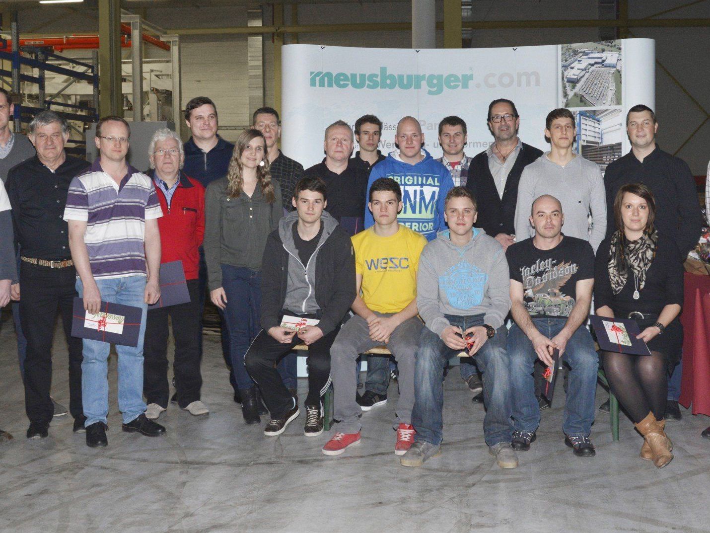 Meusburger ehrte insgesamt 20 Mitarbeiter/innen für ihre Betriebszugehörigkeit. Meusburger ehrte insgesamt 20 Mitarbeiter/innen für ihre Betriebszugehörigkeit.