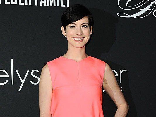 Anne Hathaway geriet beim Schwimmen im Meer auf Hawaii in eine gefährliche Strömung. Anne Hathaway geriet beim Schwimmen im Meer auf Hawaii in eine gefährliche Strömung.