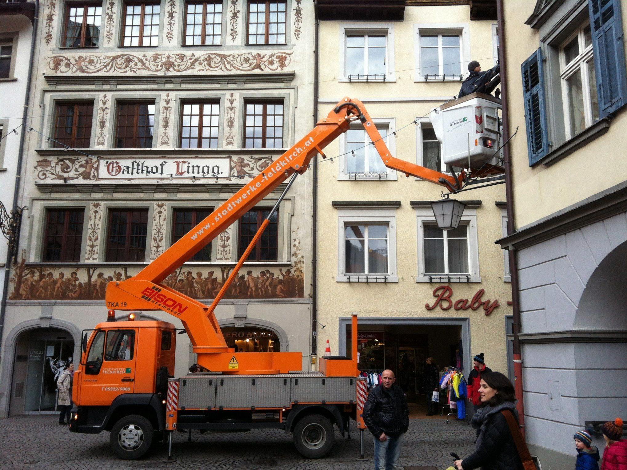 120 Lichterketten werden dieser Tage in der Feldkircher Altstadt abgehängt