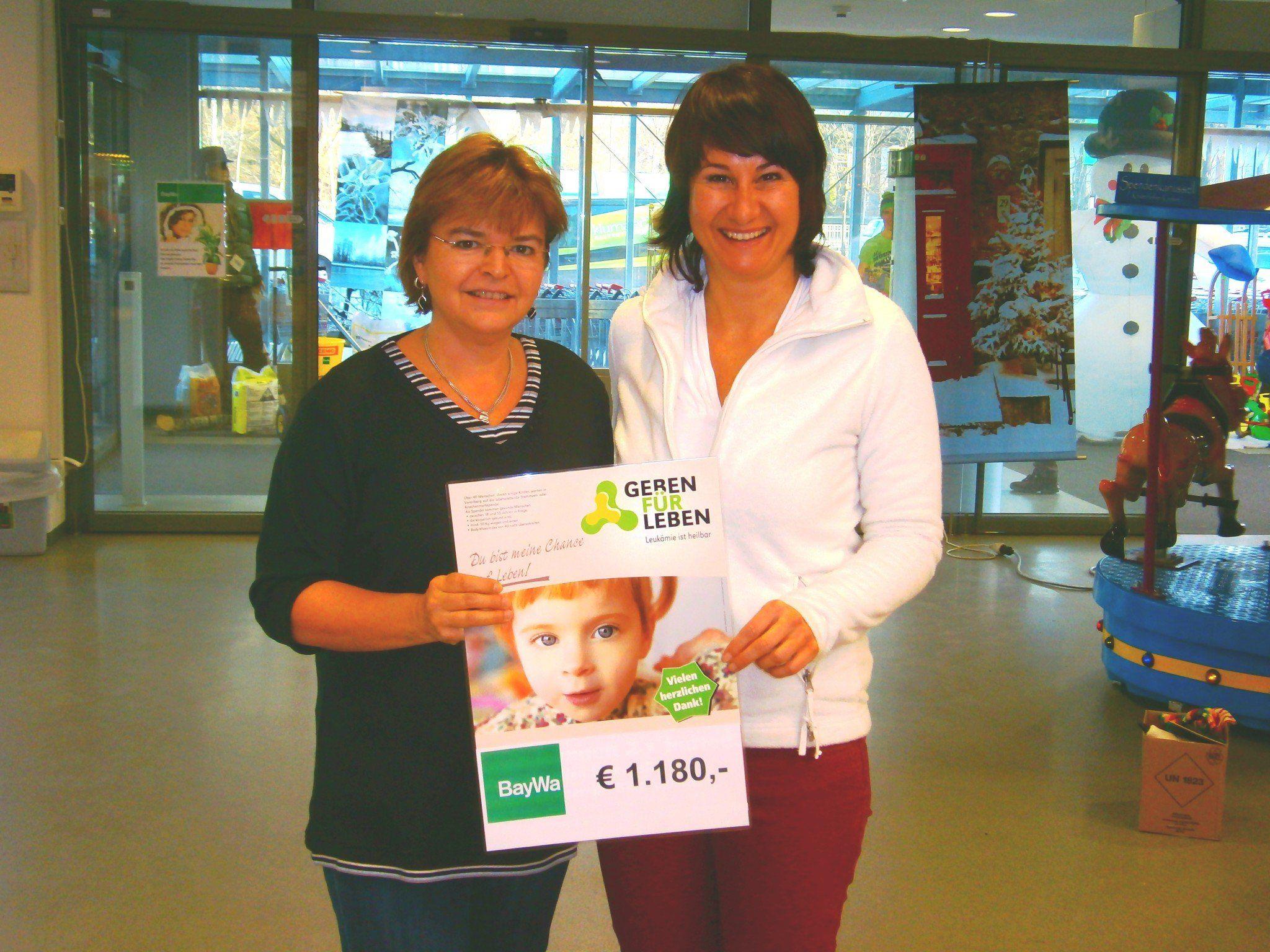 Silvia Burkhart (BayWa) und Susanne Marosch - Durch das Netzgeld vom Christbaumverkauf und den Verpackungsservice von Geschenken wurde ein Spendenbetrag von 1180 Euro eingenommen.
