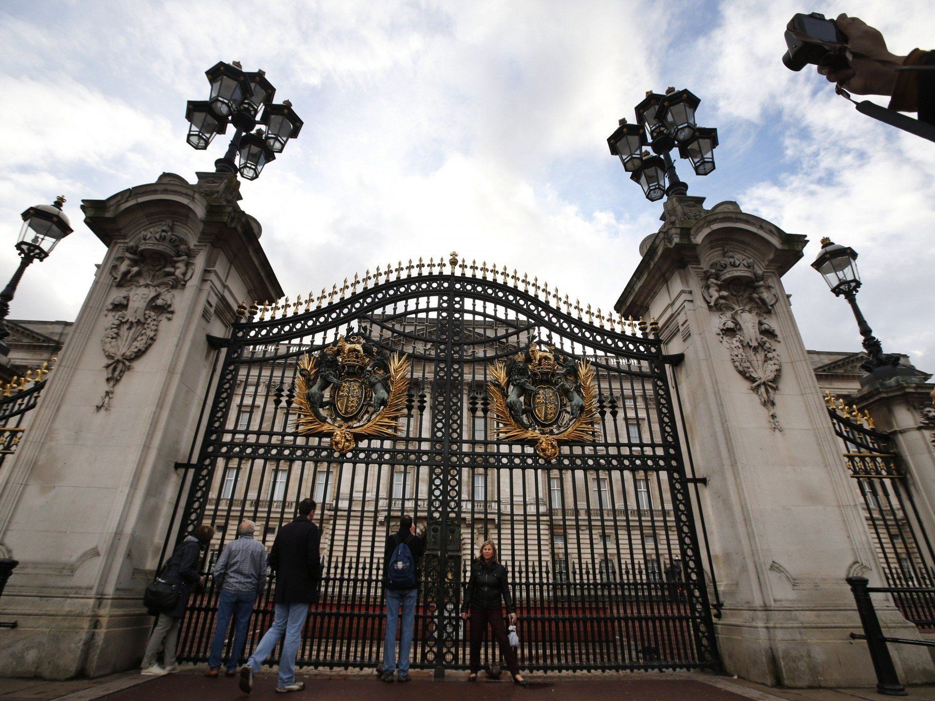 Der Buckingham-Palast sucht einen neue Haushaltshilfe. Der Buckingham-Palast sucht einen neue Haushaltshilfe.