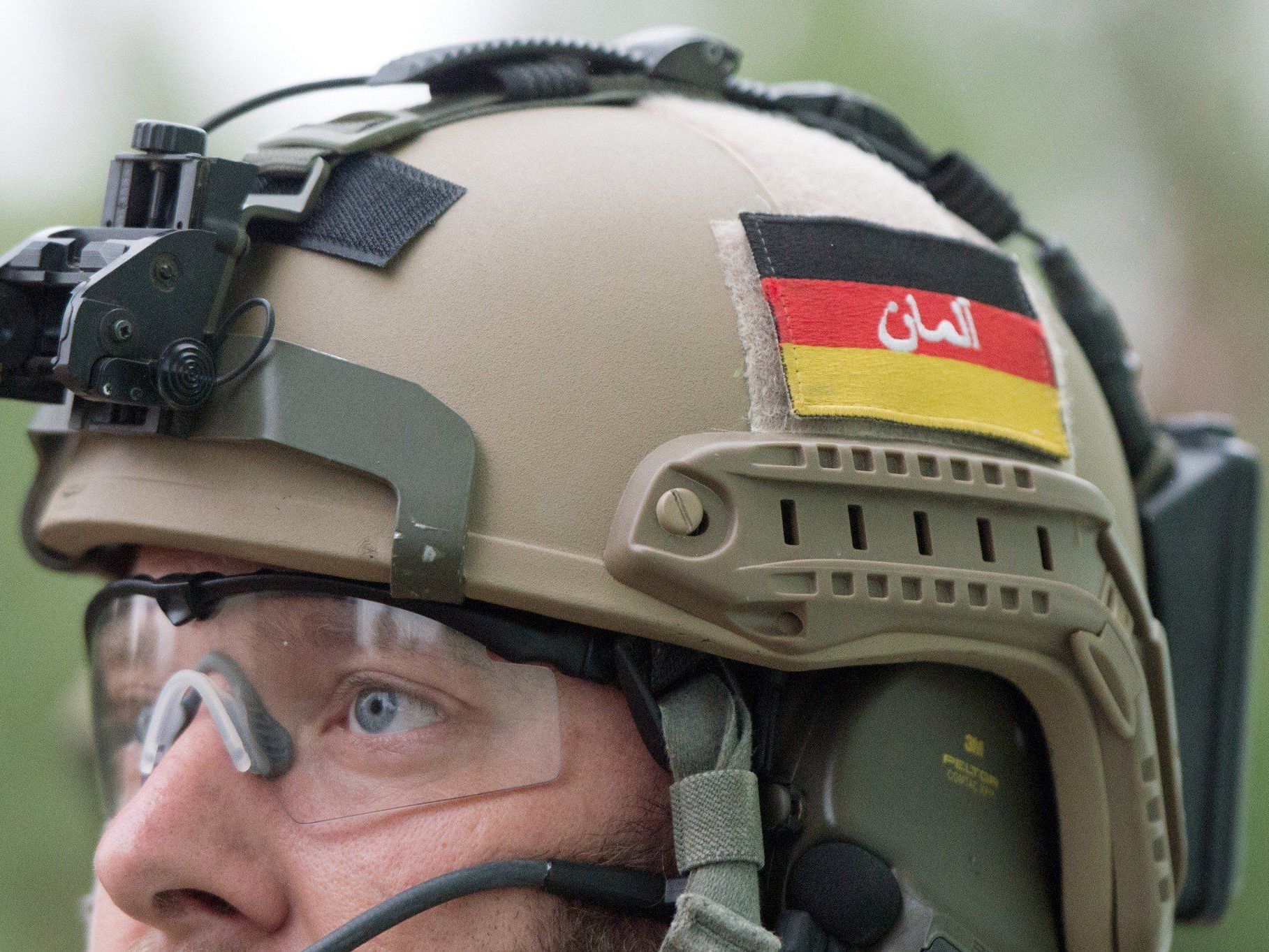 In der Eifel fuhr ein Auto in eine Gruppe von Bundeswehrsoldaten. In der Eifel fuhr ein Auto in eine Gruppe von Bundeswehrsoldaten.