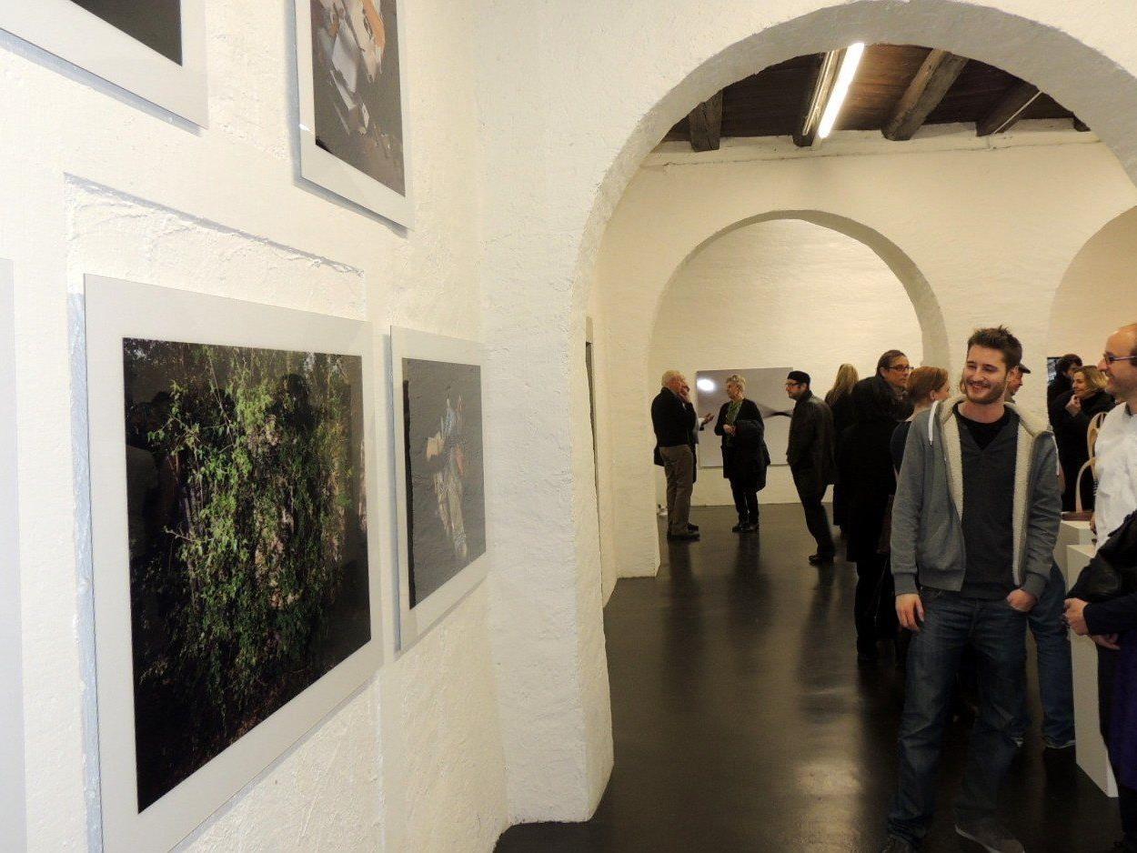 Felix Groefler im Gespräch mit Besuchern der Ausstellung