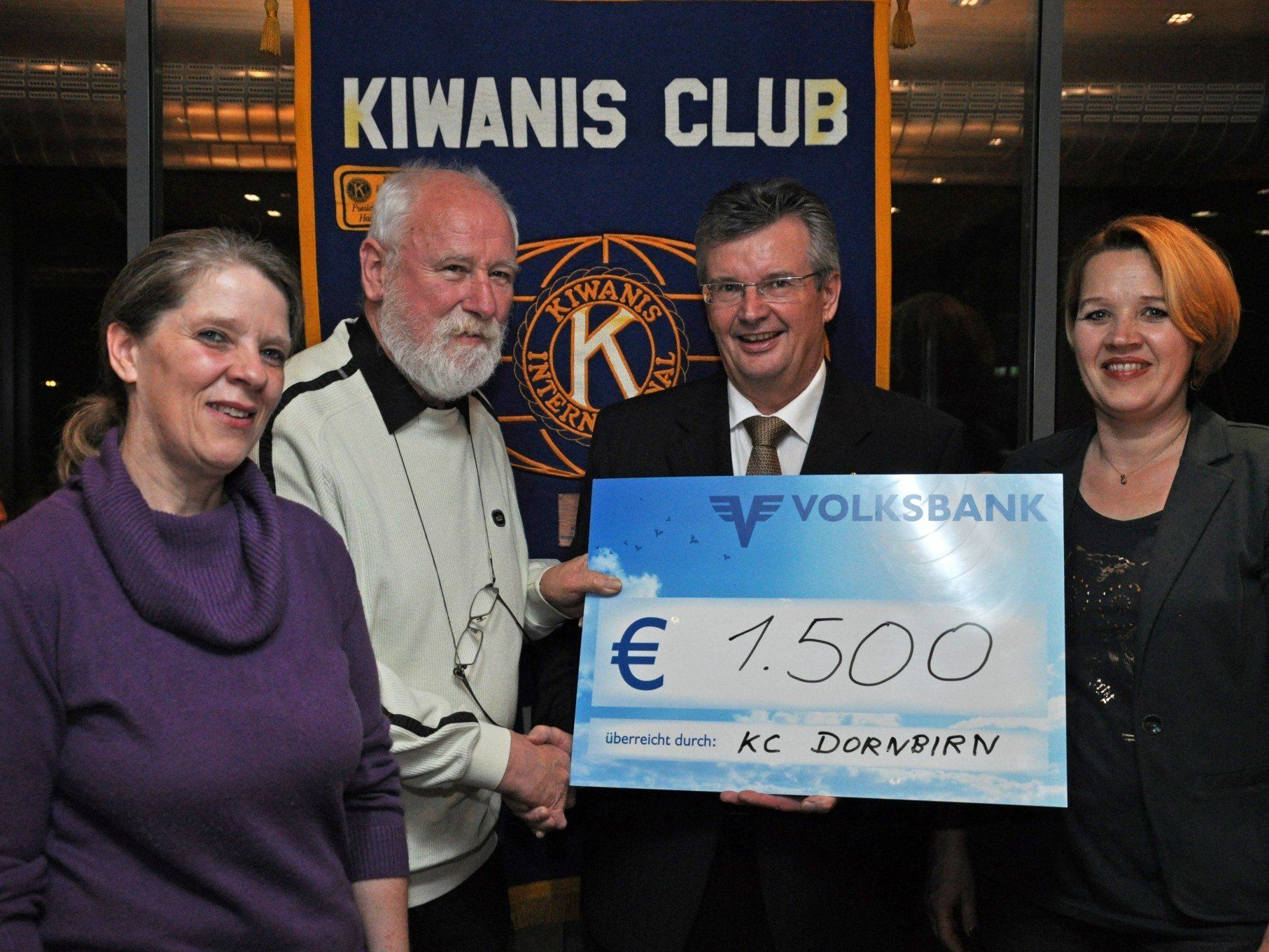 Bernadette Kegele, Geschäftsführer Heinz Starchl (Schülerclub), Präsident Wernfried Amann (Kiwanis) und Bügermeisterin Andrea Kaufmann bei der Scheckübergabe. Bernadette Kegele, Geschäftsführer Heinz Starchl (Schülerclub), Präsident Wernfried Amann (Kiwanis) und Bügermeisterin Andrea Kaufmann bei der Scheckübergabe.