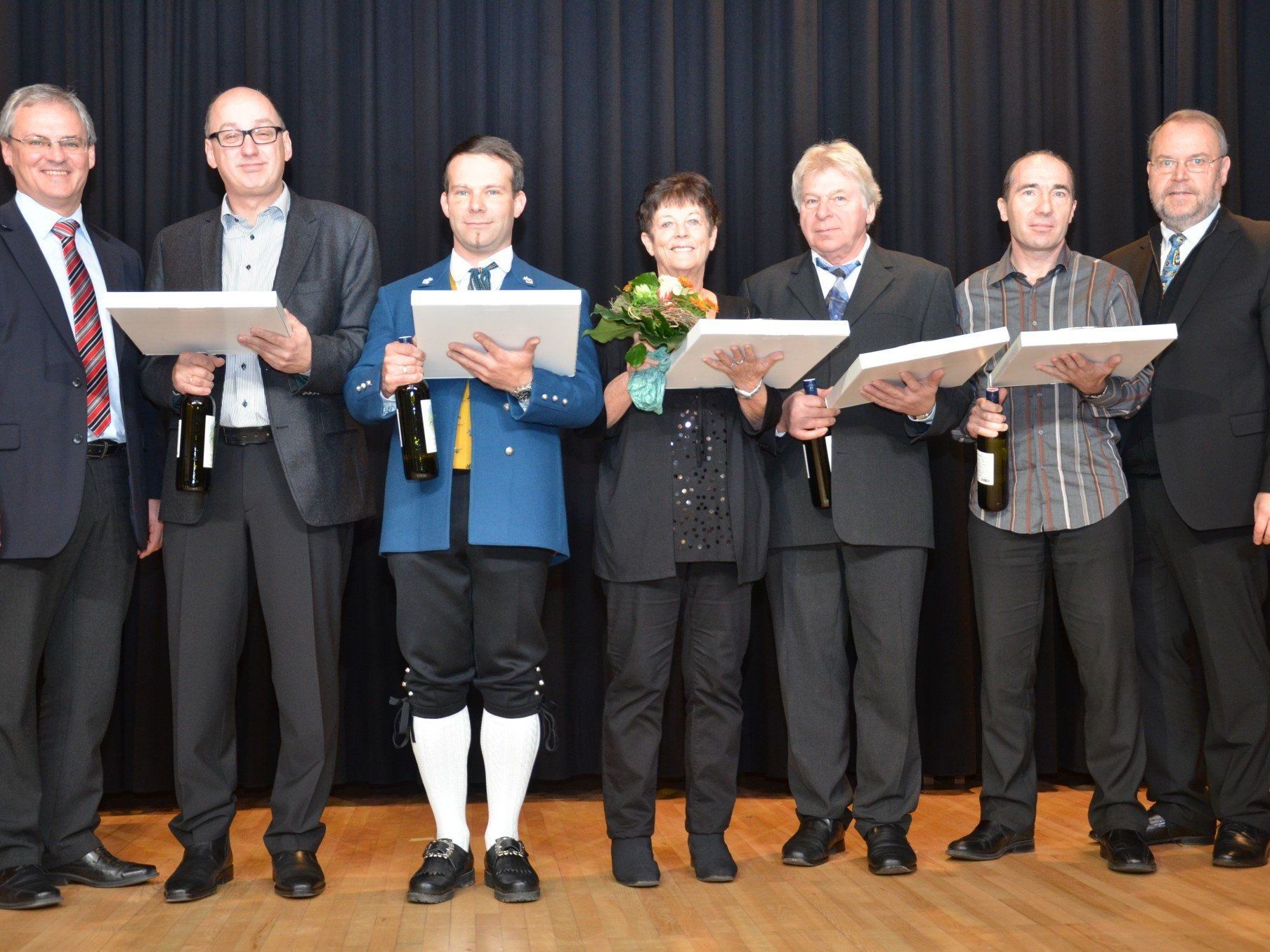 Sie erhielten das Funktionärsehrenzeichen in Gold von Landesrat Harald Ludescher und Bürgermeister Werner Müller. Sie erhielten das Funktionärsehrenzeichen in Gold von Landesrat Harald Ludescher und Bürgermeister Werner Müller.