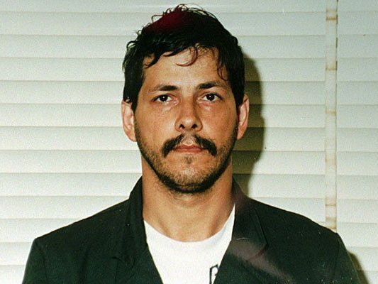 Dutroux versucht, vorzeitig entlassen zu werden, die Chancen dafür gelten aber als äußerst gering. Dutroux versucht, vorzeitig entlassen zu werden, die Chancen dafür gelten aber als äußerst gering.
