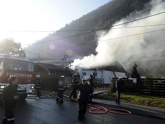 Einsatzkräfte bei dem Brand in Döbling