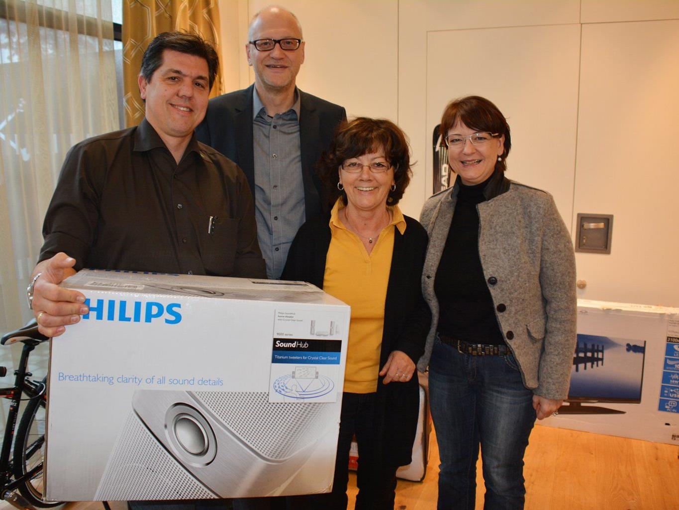 Günther Kolb überreicht Maria Schwarz ihren Preis, Markus Dietrich und Helene Spieler (re) gratulieren.