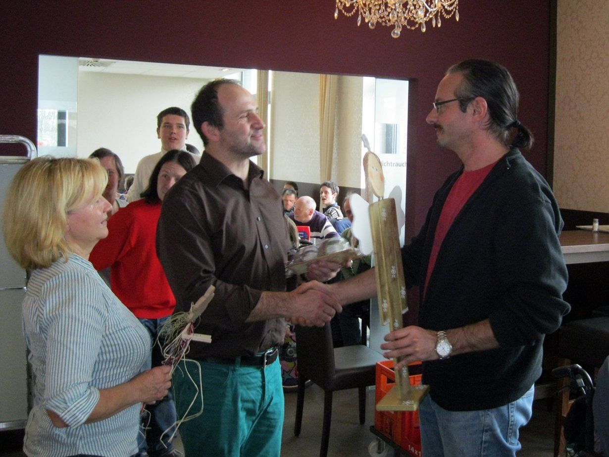 Obfrau Gertrud Schütz und Jürgen Feistenauer (rechts), Leiter der Werkstätte Hohenems, bedanken sich mit Geschenken bei Gastgeber Gebhard Hopfner Obfrau Gertrud Schütz und Jürgen Feistenauer (rechts), Leiter der Werkstätte Hohenems, bedanken sich mit Geschenken bei Gastgeber Gebhard Hopfner