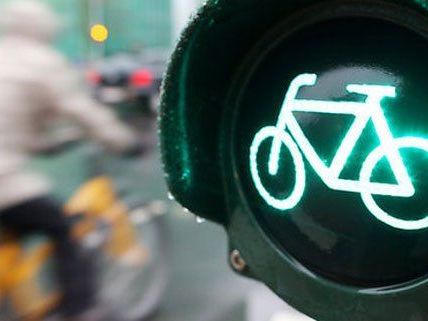 Gleich zwei Verkehrsunfälle zwischen Radlern und Autos in Wien am Montag. Gleich zwei Verkehrsunfälle zwischen Radlern und Autos in Wien am Montag.