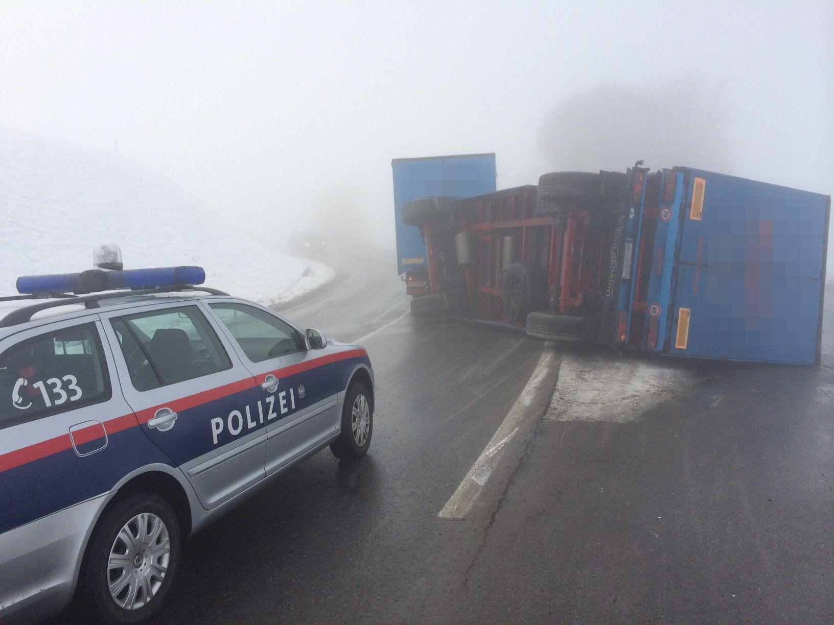 Zum Unfallzeitpunkt herrschte dichter Nebel auf der Strecke. Zum Unfallzeitpunkt herrschte dichter Nebel auf der Strecke.