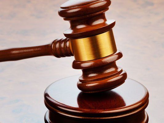 In Linz stehen sieben Türsteher vor Gericht, sie sollen nein Discobesucher verprügelt haben. In Linz stehen sieben Türsteher vor Gericht, sie sollen nein Discobesucher verprügelt haben.