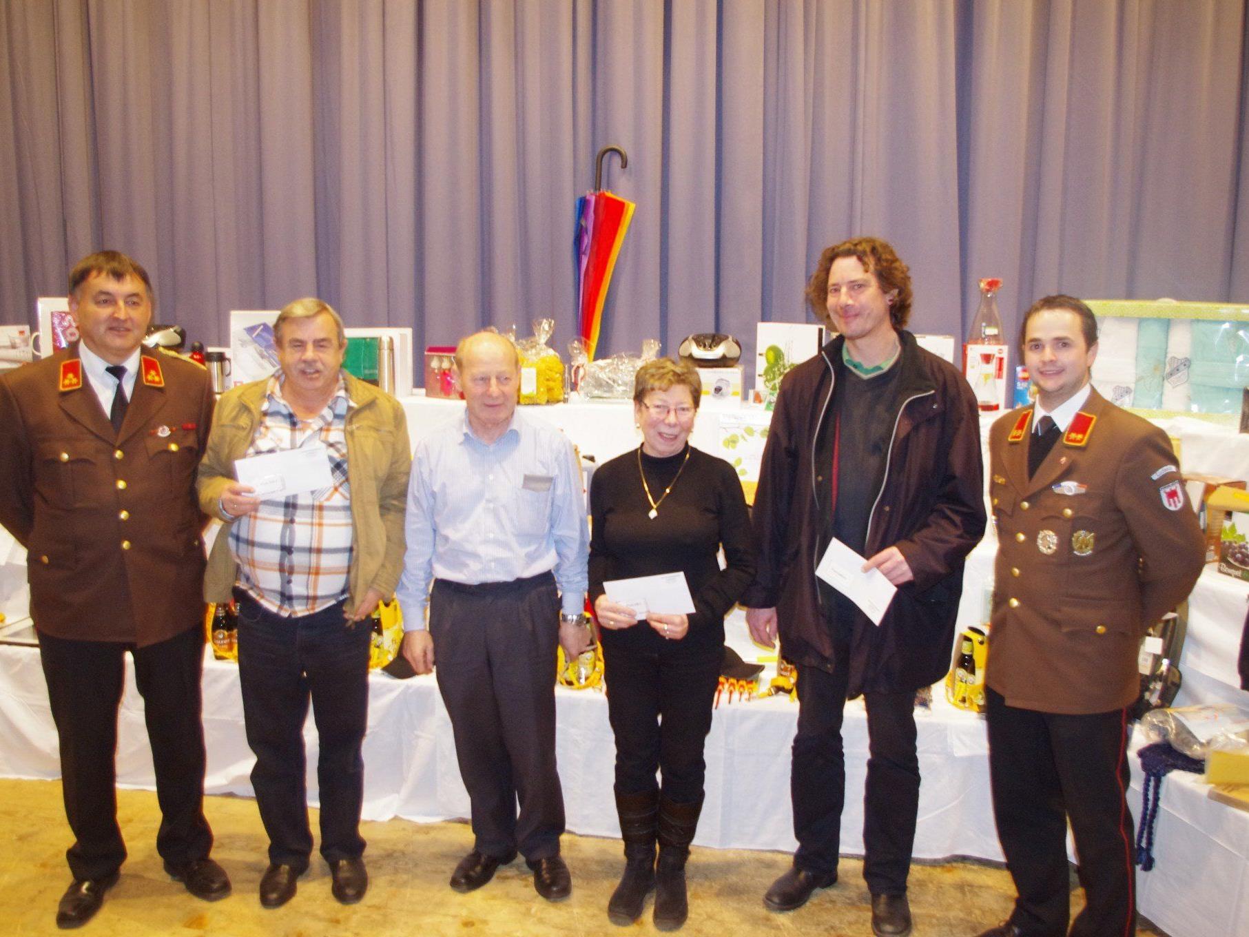 Die Gewinner Günter Leitgeber, Bernhard Winkler, Inge Matt, Hubert Burtscher, mit Kdt. Bruno Öhre und Kdt.-Stv. Martin Schanung.