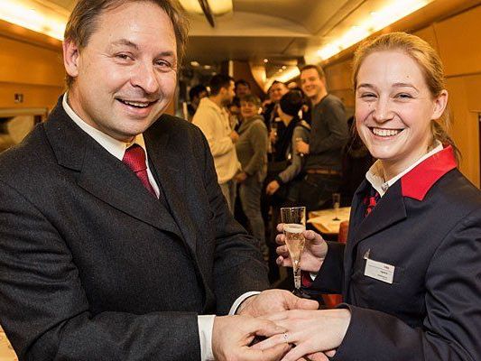Glückliche Gesichter nach dem Heiratsantrag im ICE Glückliche Gesichter nach dem Heiratsantrag im ICE