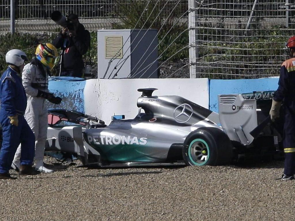 Hamilton krachte mit seinem neuen Formel-1-Mercedes in die Reifenstapel.