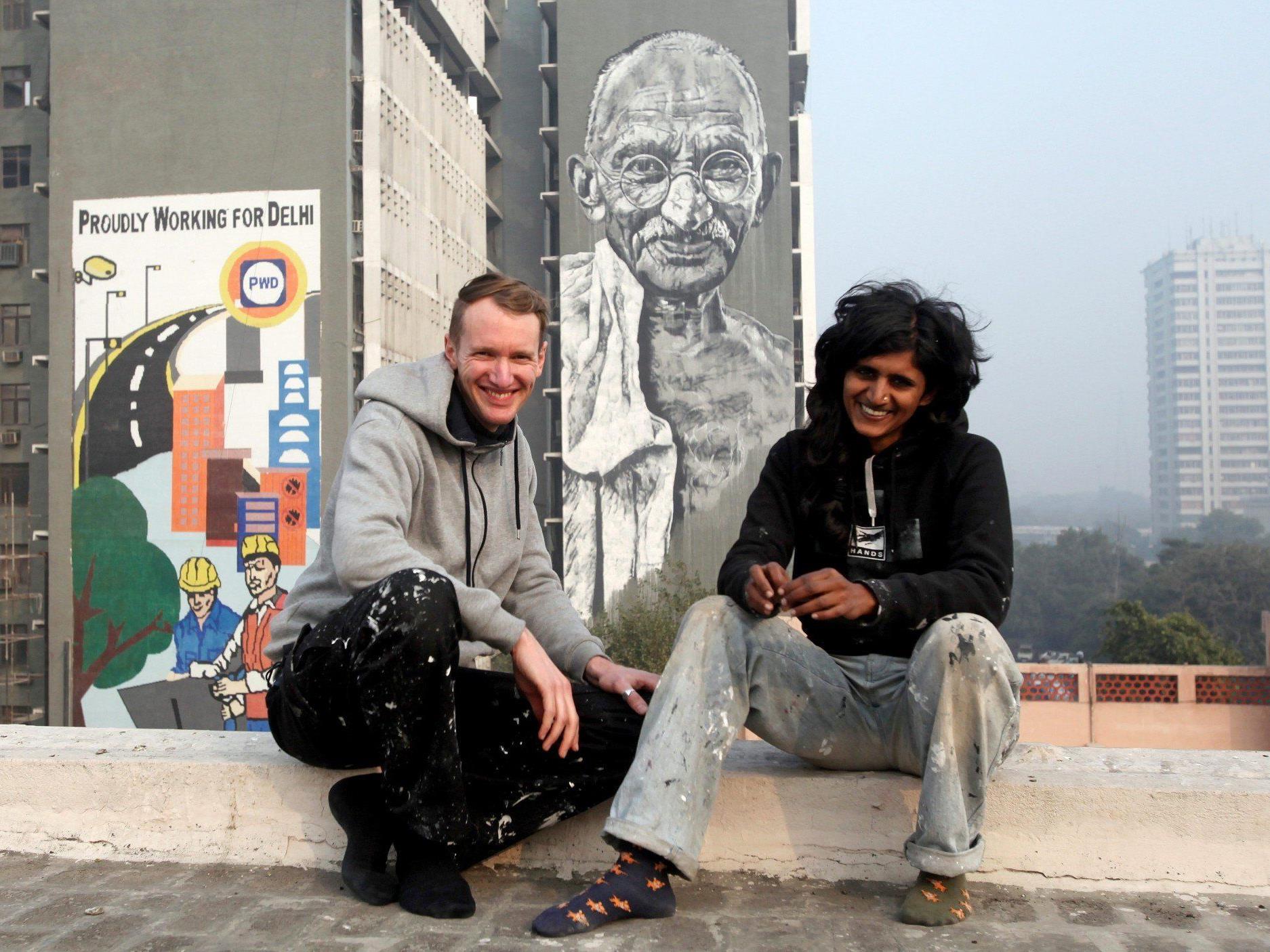 Der deutsche Street-Art-Künstler malte in Indien einen 50 Meter hohen Gandhi.