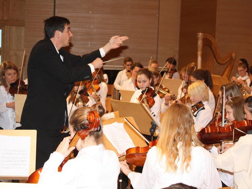 Direktor Urban Weigel dirigierte das Sinfonieorchster der Musikschule.
