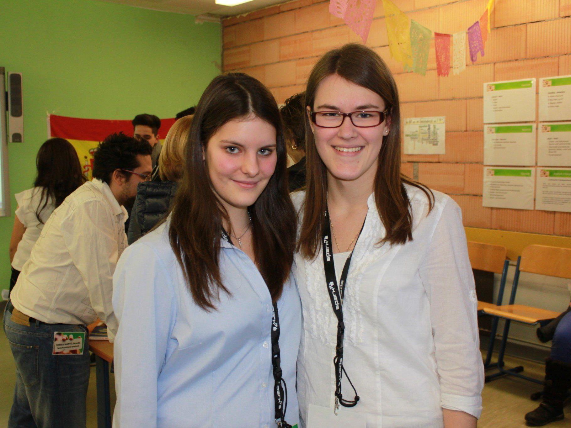 Natalie Fitz und Selina Hafuric führten die Besucher durch die Schule