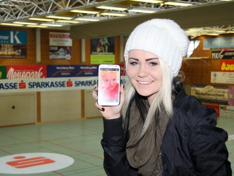 Natürlich war eine der größten Lauterach-Fans, Chiara Vonbank schon zwei Stunden vor dem Spielbeginn mit einem Ticket in der Halle.