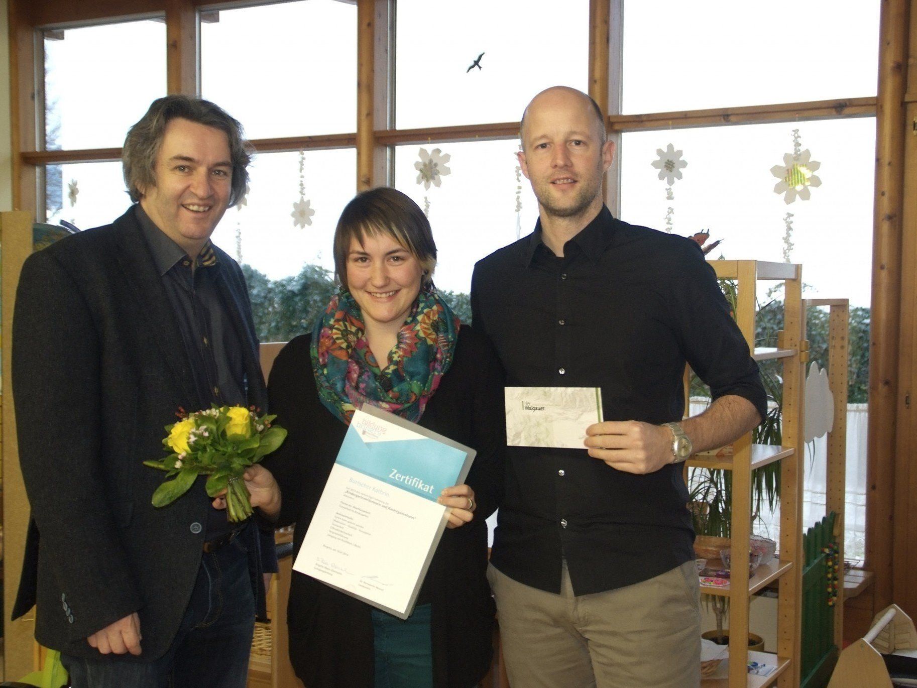 Bürgermeister Michael Tinkhauser, Kindergartenleiterin Kathrin Burtscher und Gemeindesekretär Helmut Wegeler. Bürgermeister Michael Tinkhauser, Kindergartenleiterin Kathrin Burtscher und Gemeindesekretär Helmut Wegeler.