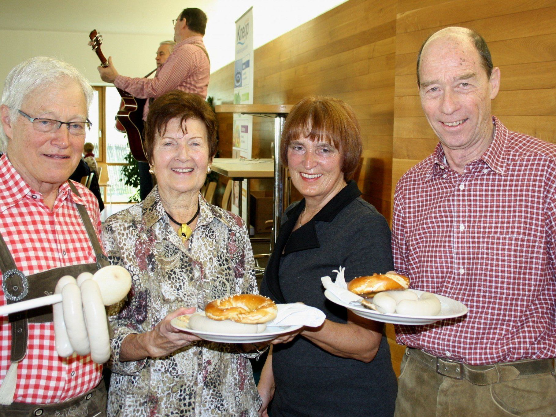 „Fasnat-Znüne“ mit Zopffrühstück und Weißwurstessen: Gebhard Rimmele, Trudi Hemetsberger, Erna Gögl und Manfred Heimbach. „Fasnat-Znüne“ mit Zopffrühstück und Weißwurstessen: Gebhard Rimmele, Trudi Hemetsberger, Erna Gögl und Manfred Heimbach.