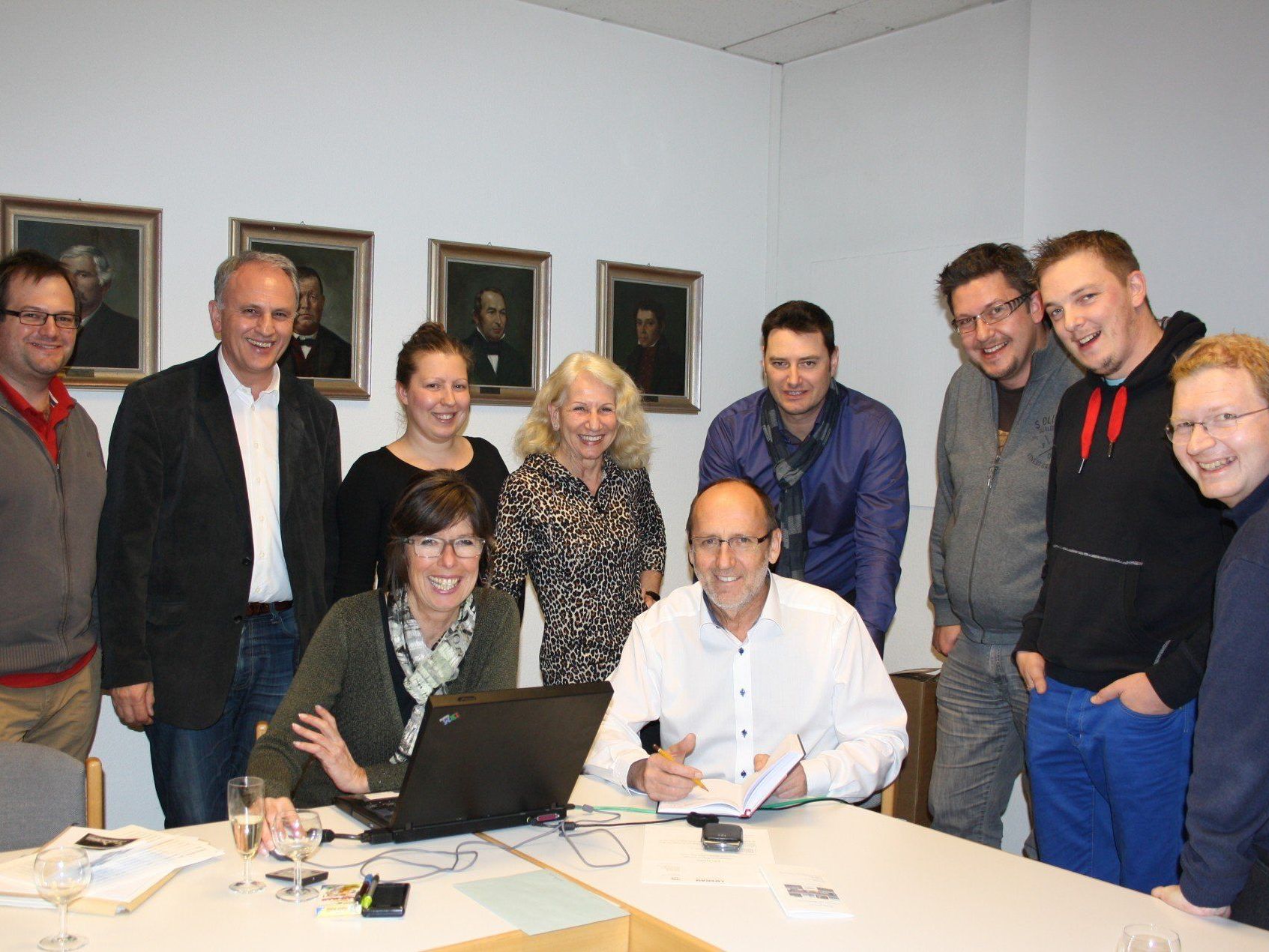 Einige Vertreter der Lochauer Ortsvereine mit Margit Kronreif (Büro für Tourismus und Öffentlichkeitsarbeit) und Bürgermeister Xaver Sinz. Einige Vertreter der Lochauer Ortsvereine mit Margit Kronreif (Büro für Tourismus und Öffentlichkeitsarbeit) und Bürgermeister Xaver Sinz.