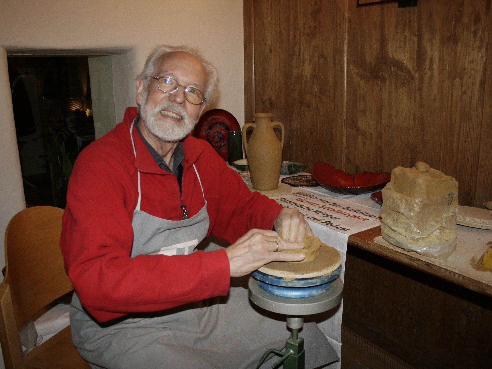 VHS-Obmann und Keramikkünstler Werner Sonderegger zeigt Aufbautechnik. VHS-Obmann und Keramikkünstler Werner Sonderegger zeigt Aufbautechnik.