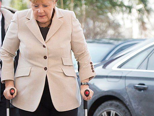 Die Krücken hat Angela Merkel immer noch.