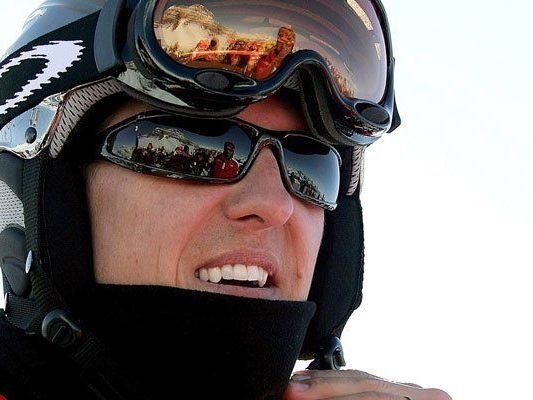 Nach dem schweren Skiunfall von Michael Schumacher, stieg der Verkauf von Skihelmen rasant an. Nach dem schweren Skiunfall von Michael Schumacher, stieg der Verkauf von Skihelmen rasant an.