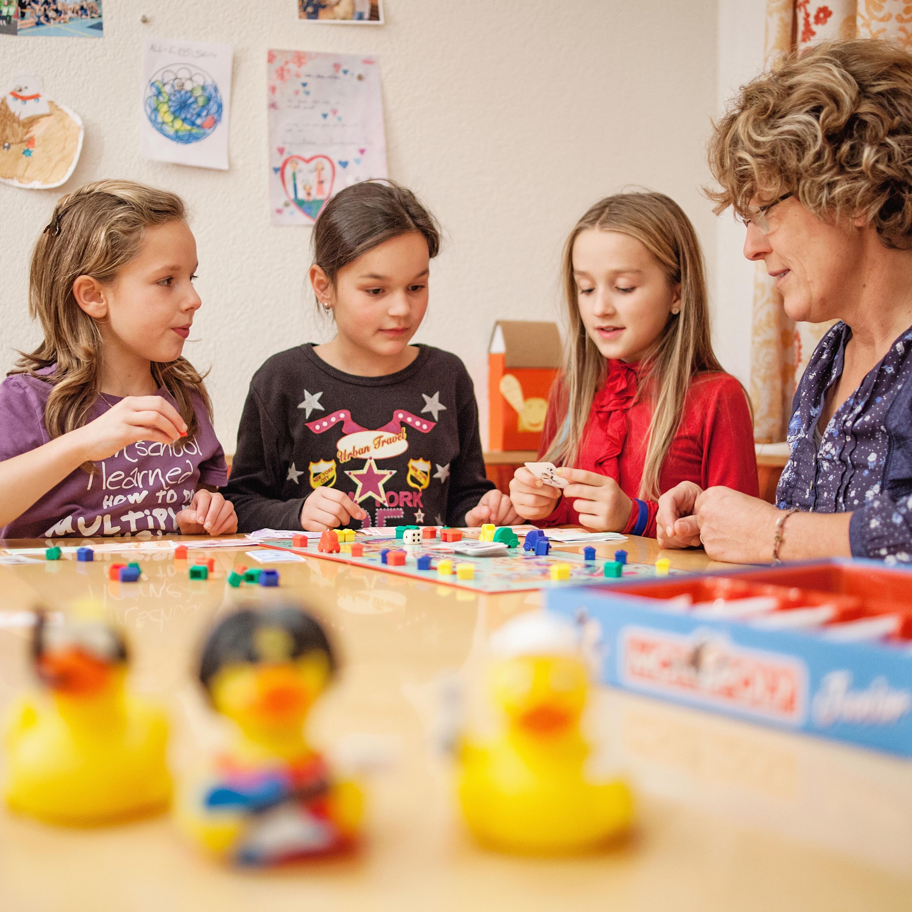 Die Ehrenamtlichen entscheiden, wie viel Zeit pro Monat sie mit dem Kind verbringen wollen und wie. Die Ehrenamtlichen entscheiden, wie viel Zeit pro Monat sie mit dem Kind verbringen wollen und wie.