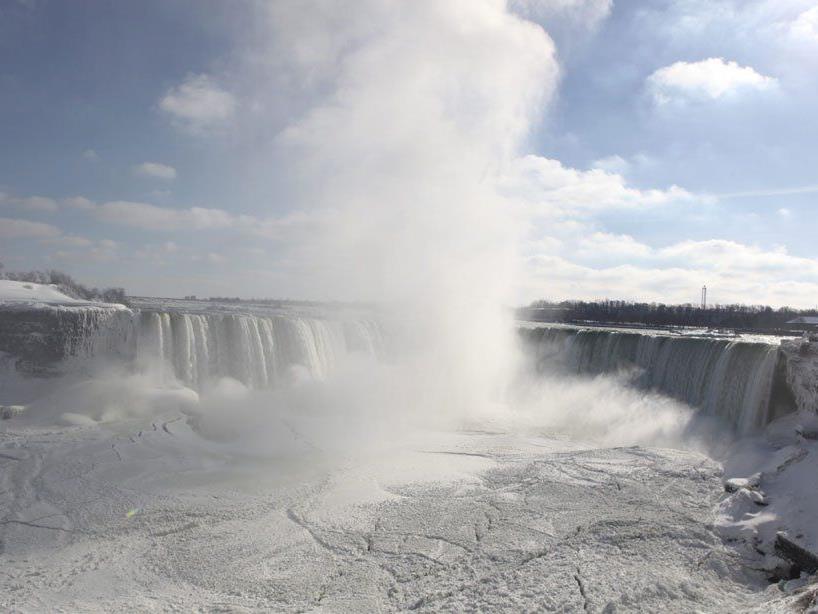 Die Eiseskälte in Amerika lässt die Niagarafälle erstarren.