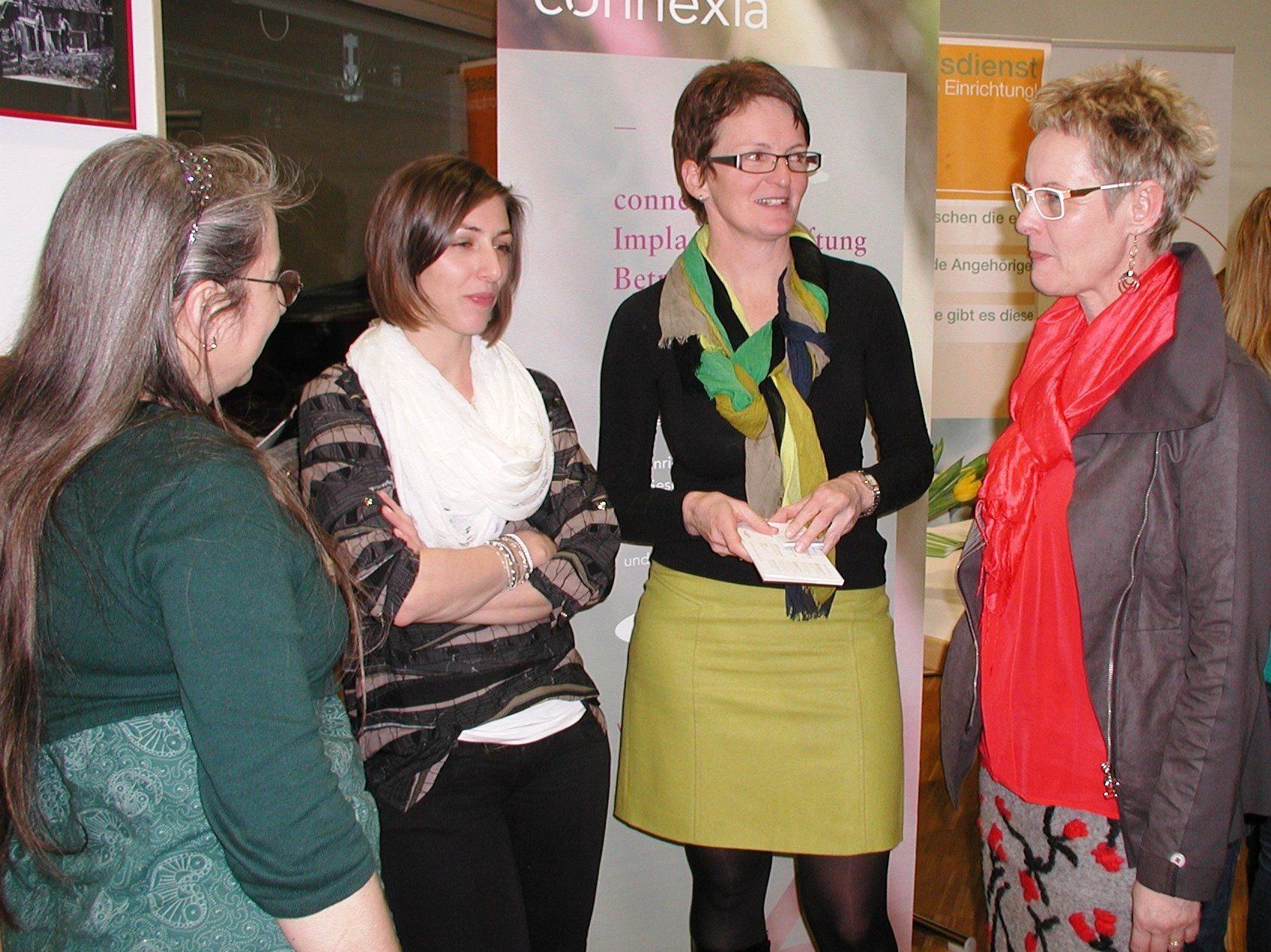 Ingrid Oswald und Reingard Feßler (connexia) im Gespräch mit Interessierten. Ingrid Oswald und Reingard Feßler (connexia) im Gespräch mit Interessierten.