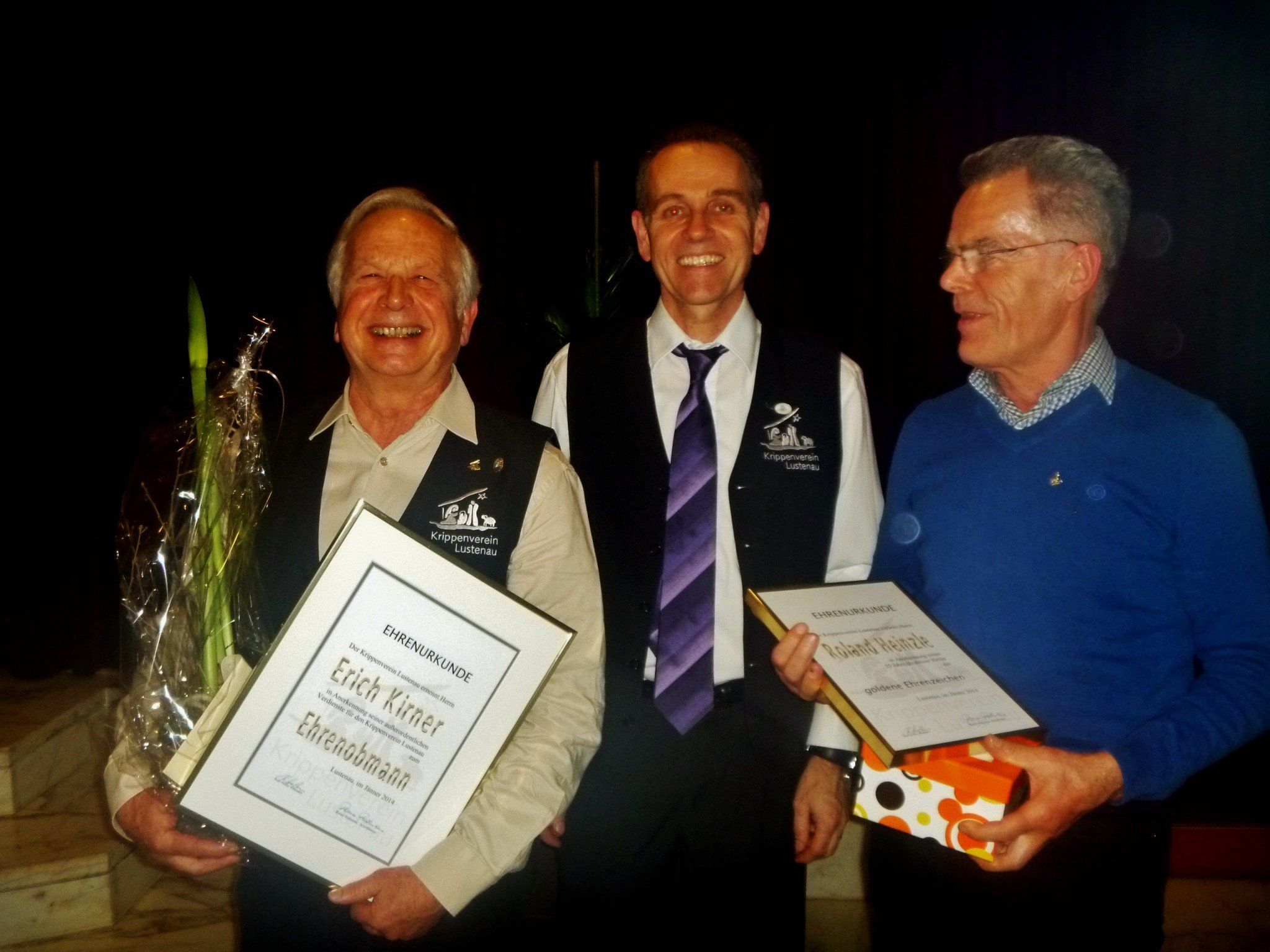Der scheidende Obmann des Lustenauer Krippenvereins, Erich Kirner (links), wurde zum Ehrenobmann ernannt - rechts im Bild der neue Obmann Kurt Hofer und Roland Heinzle Der scheidende Obmann des Lustenauer Krippenvereins, Erich Kirner (links), wurde zum Ehrenobmann ernannt - rechts im Bild der neue Obmann Kurt Hofer und Roland Heinzle