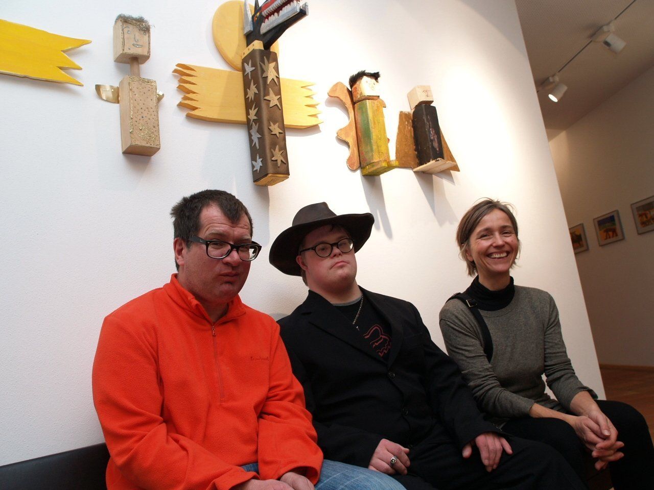 Uwe Filzmoser und WolfGeorg mit Erika Lutz bei der Eröffnung der Ausstellung. Uwe Filzmoser und WolfGeorg mit Erika Lutz bei der Eröffnung der Ausstellung.