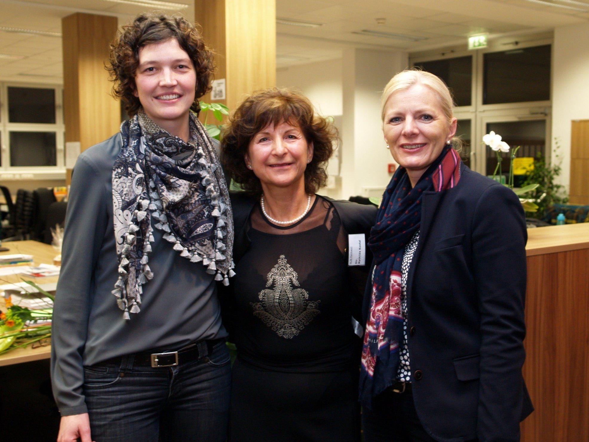 Direktorin Mathilde Kostal mit den Referentinnen Judith Zeiner und Michaela Wagner bei der "Langen Nacht der HLW".