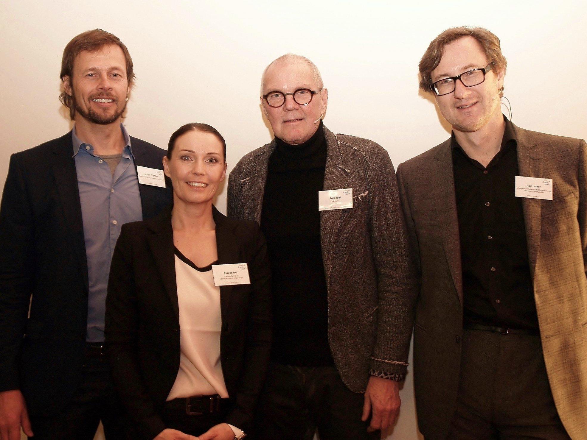 Carolin Frei mit den Referenten des Wirtschaftsabends Anton Gächter, Fritz Kobi und Axel Lohrer.