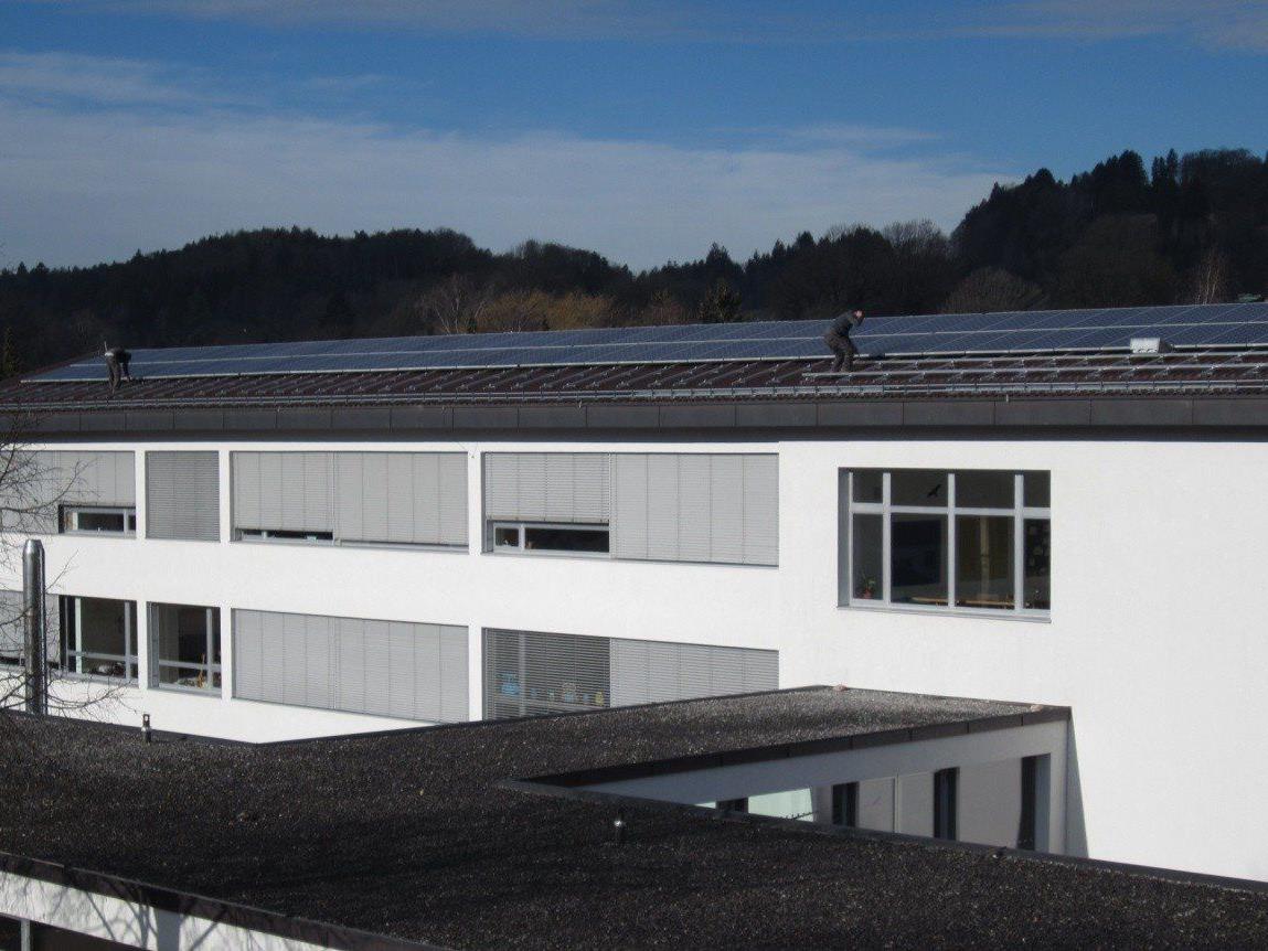 Die Photovoltaikanlage auf dem Dach der Bludescher Volksschule befindet sich im Endausbau.